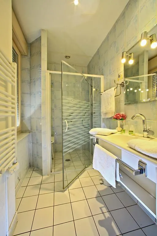 ***  Logis Hotel Restaurant La Vieille Auberge, Art And Gallery Souillac France
