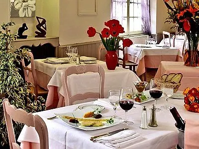 Logis Hotel Restaurant La Vieille Auberge, Art And Gallery Souillac